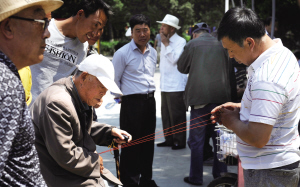 沈陽(yáng)：五旬男街頭“懸絲診脈”免費(fèi)“看病”(圖)