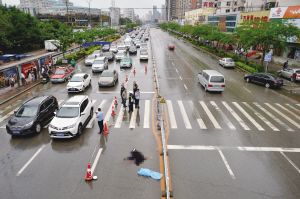 沈陽(yáng)：八旬老太走斑馬線 被公交刮倒碾軋身亡（圖）