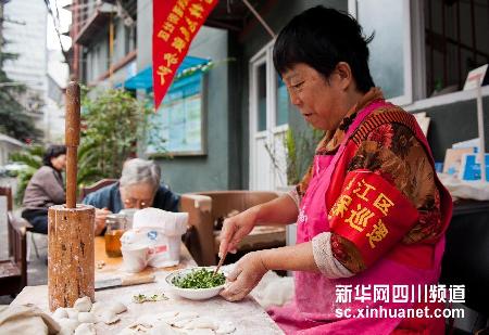 成都一位老人的“愛心餃子鋪”：憑老年證免費吃