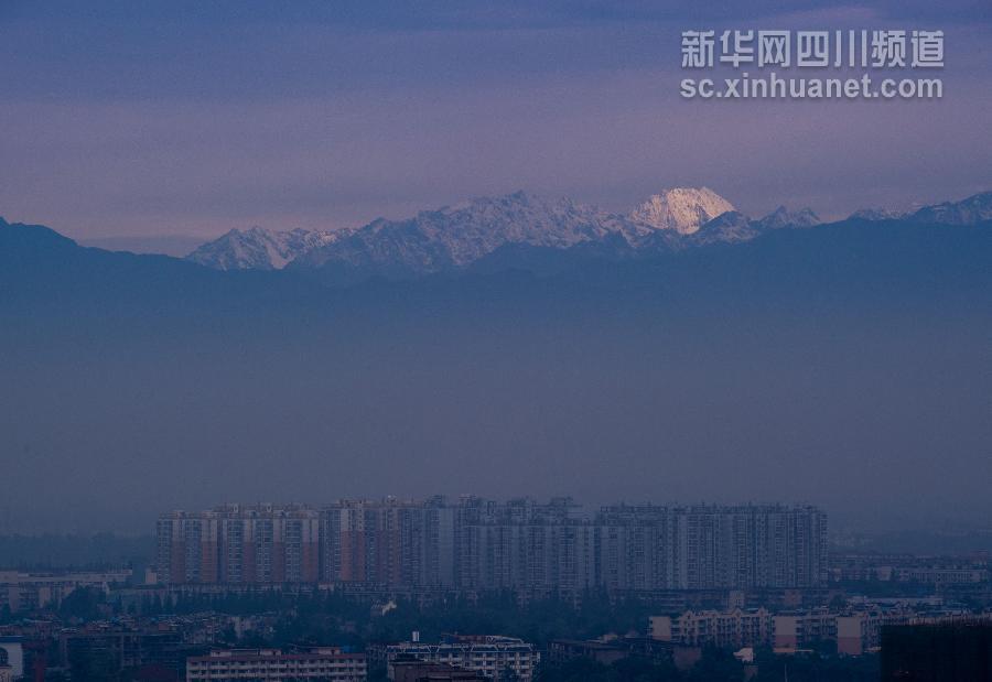 成都重現(xiàn)“窗含西嶺千秋雪”美景