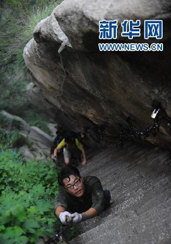 山東無腿男子登頂華山