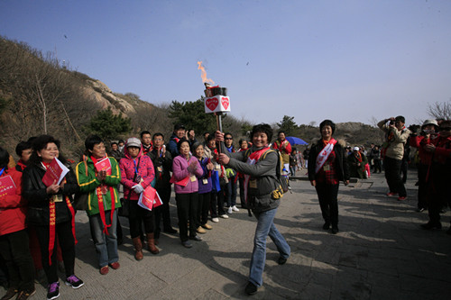 抗癌代表齊聚泰山，傳遞抗癌圣火