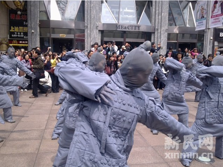 南京東路步行街現(xiàn)“活秦俑”百人方陣