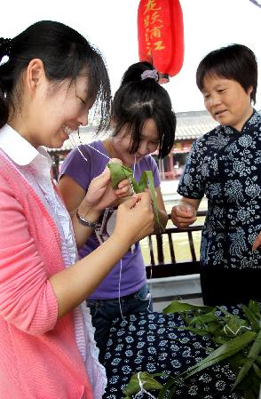 龍躍浦江：上海居民喜迎端午