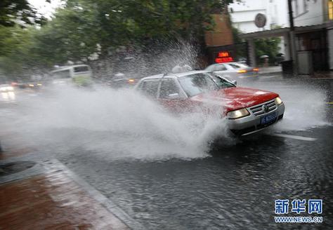 暴雨突襲上海