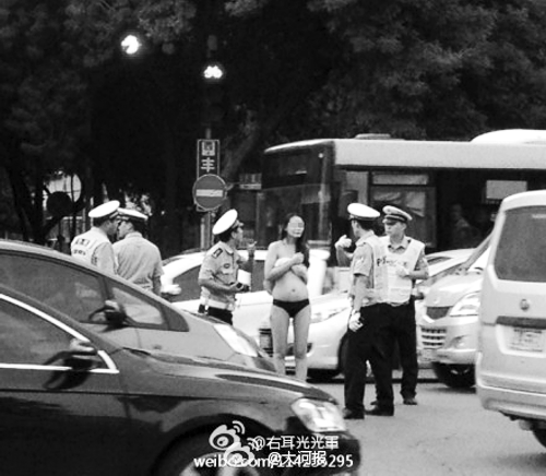 警察當街抬半裸女被指粗暴執(zhí)法 回應：怕其中暑