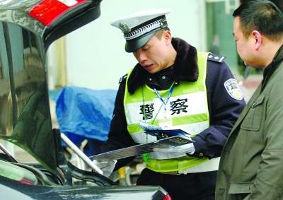 交警被嫌犯開車頂出1000米續(xù)：曾為優(yōu)秀特警