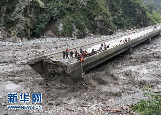 實(shí)拍：汶川映秀鎮(zhèn)泥石流沖毀橋梁