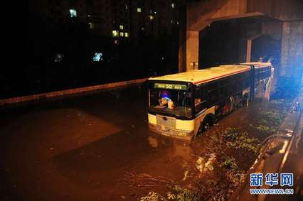 北京夜降暴雨 積水中勇現(xiàn)“淡定哥”(組圖)