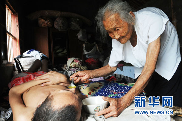 那口人間最溫暖的粥啊--95歲“最堅強母親”的母愛