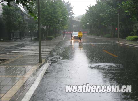 京城清晨普降小到中雨 局地雨勢(shì)大或影響早高峰