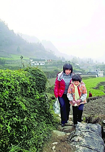 鄉(xiāng)村女教師籌資助學(xué):“英子姐姐”的愛心傳奇