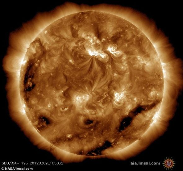 美衛(wèi)星拍太陽風(fēng)暴震撼照：表面現(xiàn)巨大漩渦