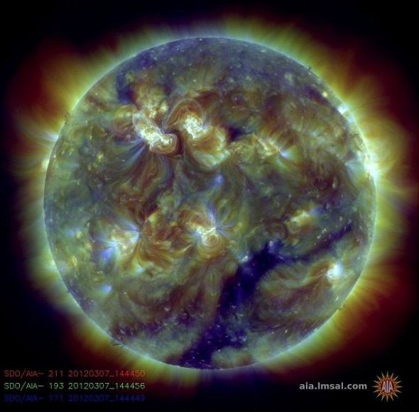 美衛(wèi)星拍太陽風(fēng)暴震撼照：表面現(xiàn)巨大漩渦