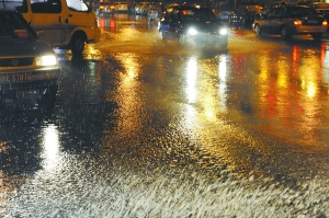 今年最強雷雨夜襲京城45分鐘連發(fā)兩次黃色預警