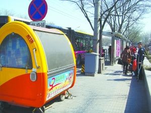 早餐車方便市民卻“鳩占鵲巢” 公交站臺擁擠不堪