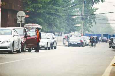 北京停車“黑收費”調(diào)查：利益驚人 日收入超千元