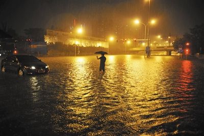 北京暴雨?duì)縿?dòng)眾人心 汽車淹水逃生術(shù)熱傳（圖）