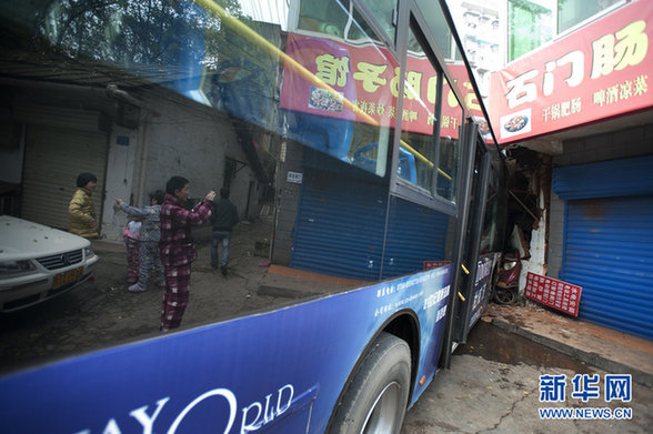 公交車失控撞進五金店 一名男童受傷