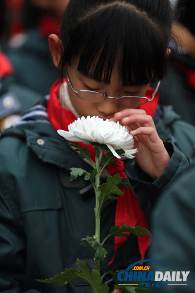 南京舉行國際和平集會悼念南京大屠殺30萬同胞遇難75周年