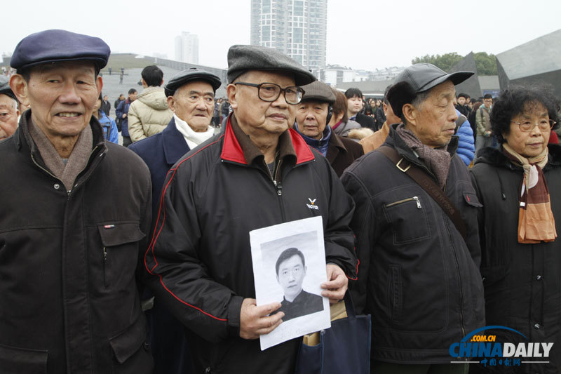 南京舉行國際和平集會悼念南京大屠殺30萬同胞遇難75周年