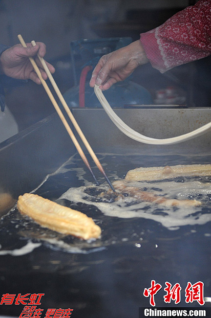 成都“油條哥”售“國際油條”走紅