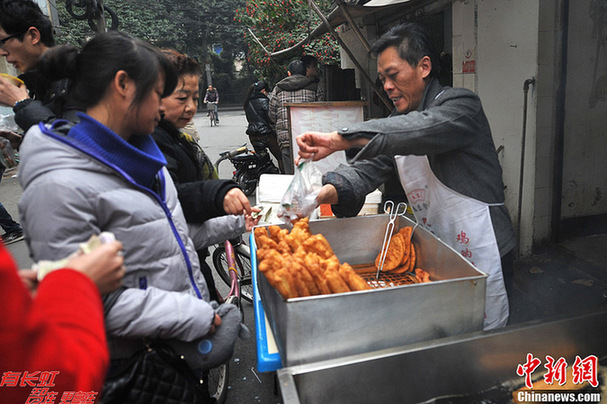 成都“油條哥”售“國際油條”走紅