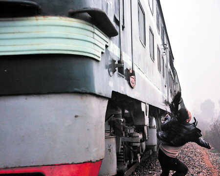 向飛馳火車求合影 文藝女青年逼停列車(組圖)