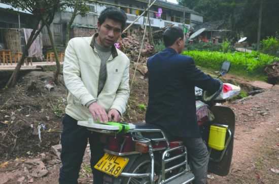 民工裝14萬元編織袋破損錢漏光 僅找回2萬(圖)