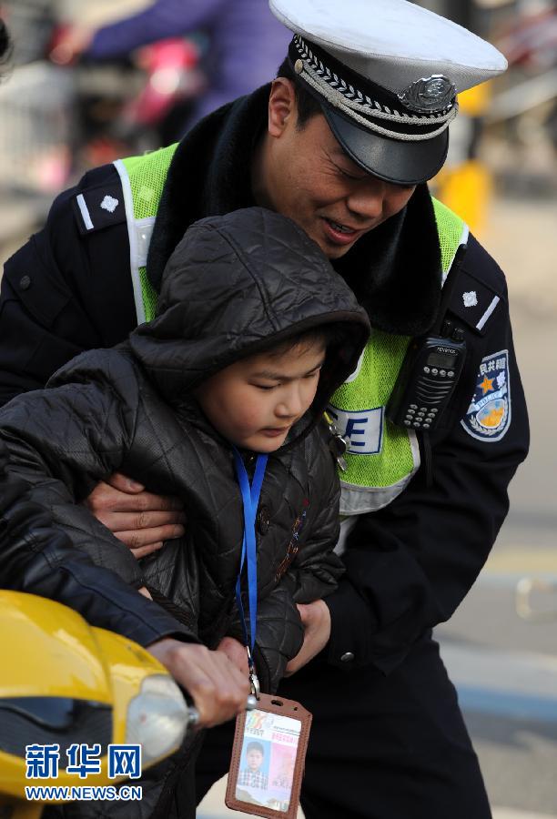 蘇交警“抱抱哥”每天抱送400名孩子下車進園門