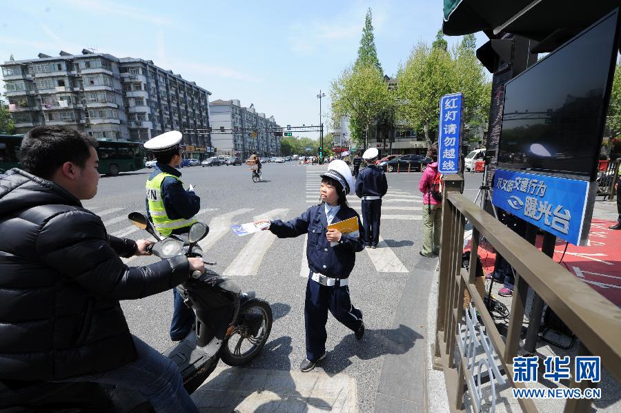 杭州新招治“中國式過馬路” 路邊擺屏幕“現(xiàn)場直播”