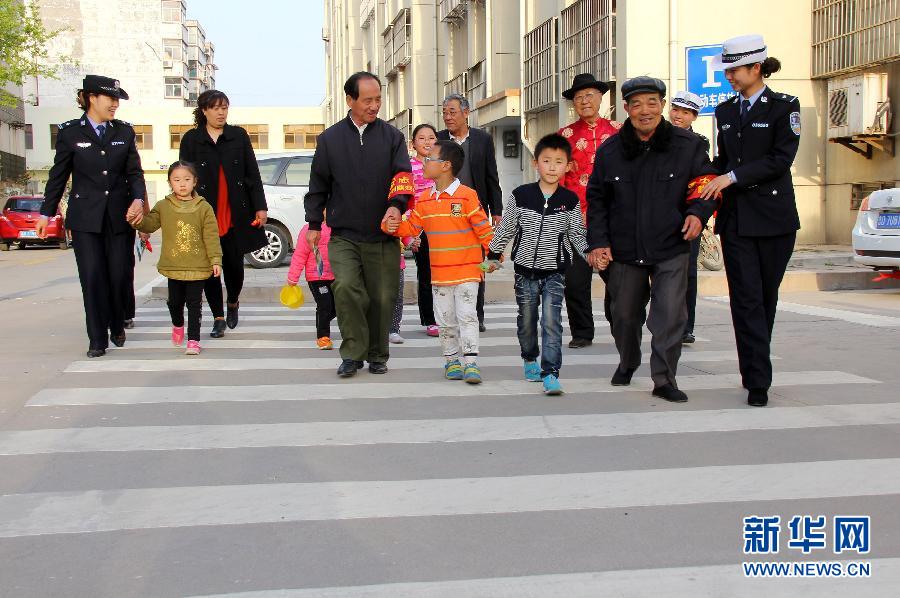 杭州新招治“中國式過馬路” 路邊擺屏幕“現(xiàn)場直播”