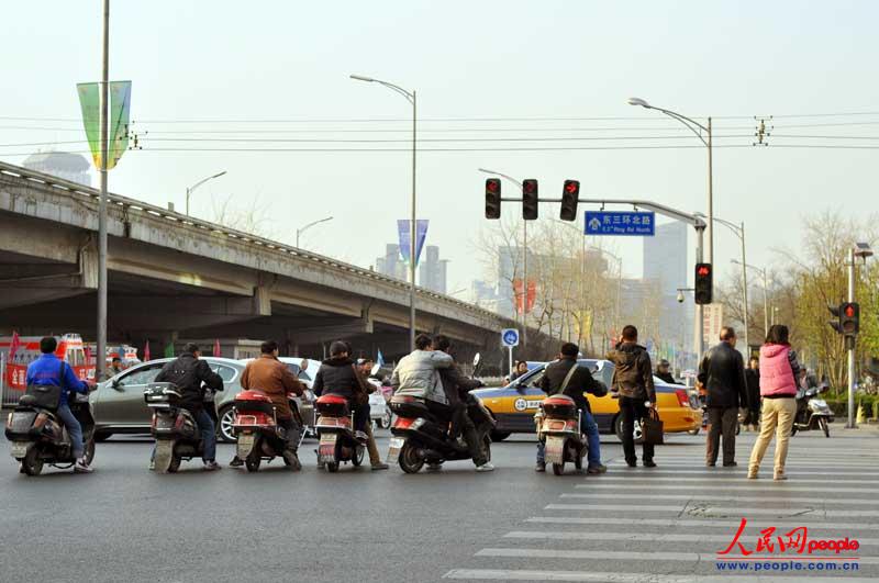 五花八門的中國式過馬路（組圖）