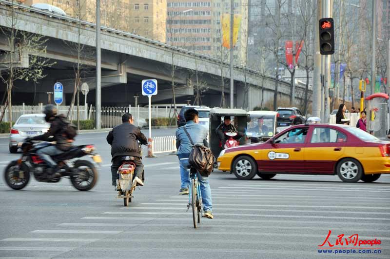 五花八門(mén)的中國(guó)式過(guò)馬路（組圖）