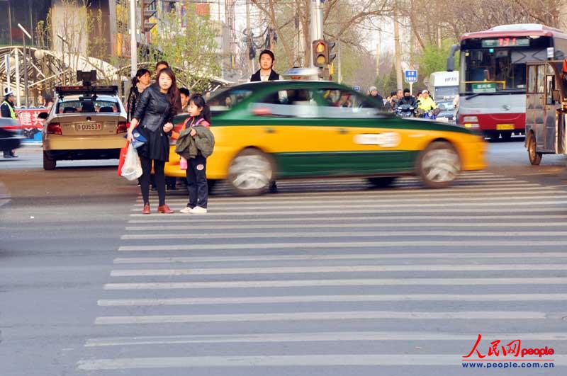 五花八門的中國式過馬路（組圖）