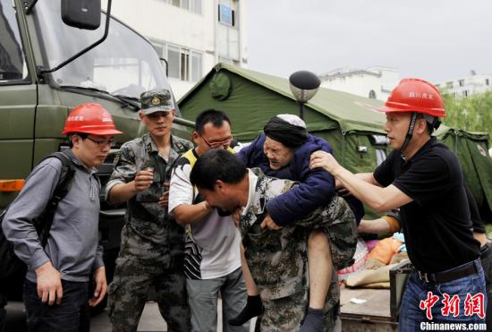 雅安地震：人性在災(zāi)難中發(fā)光 善舉倍感溫情(圖)