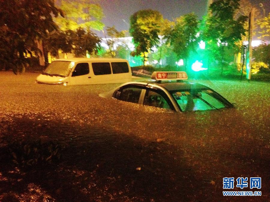 南寧突遭強雷雨襲擊 多處人員、車輛被困