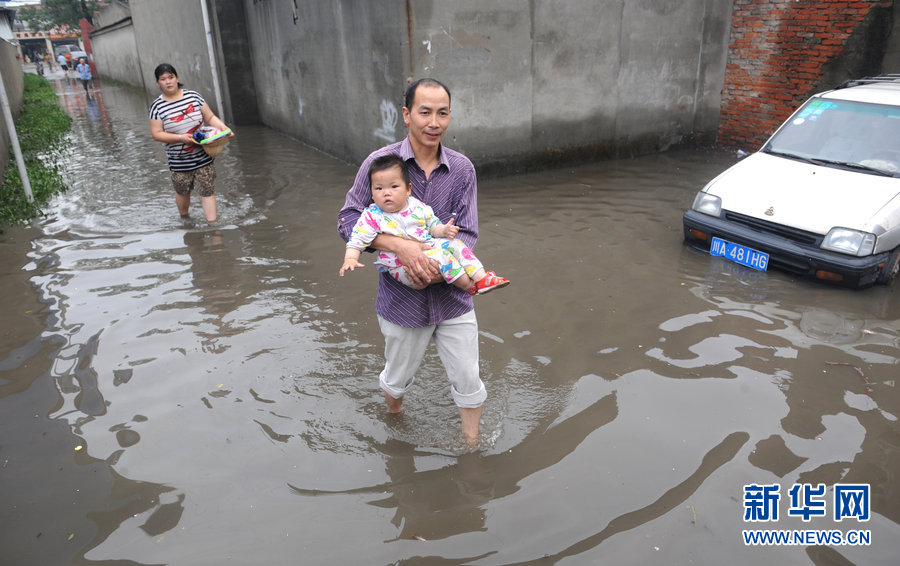 成都暴雨內(nèi)城“看海”居民困