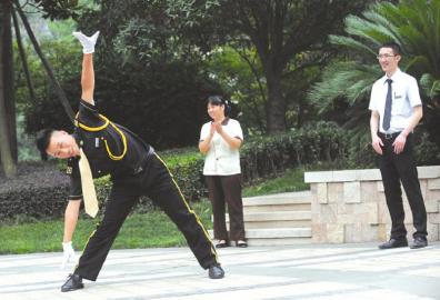 文藝保安哥 成公園“舞蹈明星”