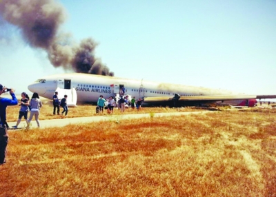 韓亞航空客機(jī)在美失事 女乘客拖行李逃生引爭(zhēng)議