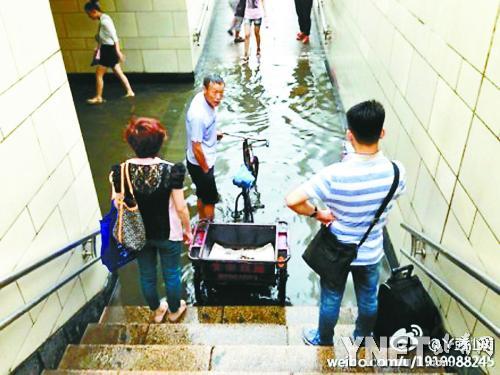 北京六里橋南地下通道積水 三輪車擺渡收費（圖）