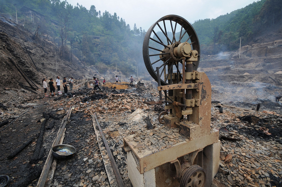 貴州臺(tái)江一苗寨遭火災(zāi) 200多戶村民房屋被燒毀(組圖)