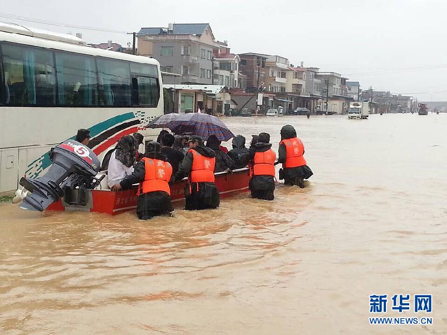 漳州武警緊急轉(zhuǎn)移被洪水圍困群眾