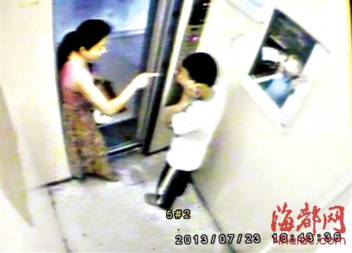 13歲少年電梯內(nèi)撩少婦裙子摸其臀部 遭扇耳光(圖)