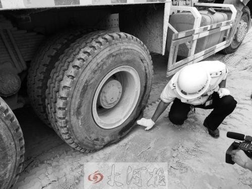 水泥罐車爆胎路人耳朵震聾 電動(dòng)車幾乎肢解(圖)