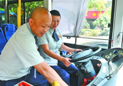 千萬富翁夫妻開公交 家有3套房2臺車酒店年租金15萬 圖