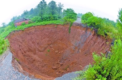 湖北荊門33次大面積塌陷 農(nóng)民不敢下地勞作(圖)