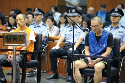 男子當(dāng)街摔童案庭審 檢方建議判處死刑