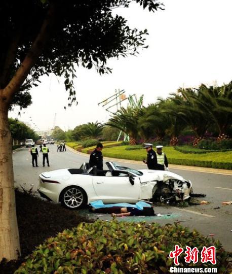 昆明“飆車黨”市區(qū)飆車致車禍 豪車司機當(dāng)場死