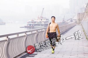 重慶一老總每天早上游泳橫渡嘉陵江到公司上班